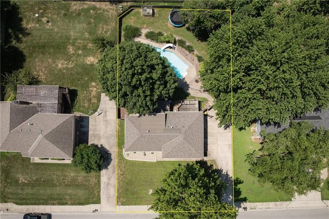 404 S SUNSET Lane, Raymore, MO 64083