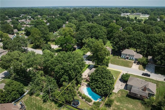 404 S SUNSET Lane, Raymore, MO 64083