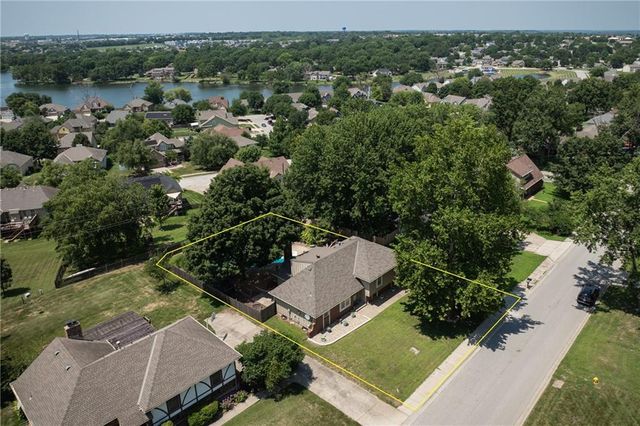 404 S SUNSET Lane, Raymore, MO 64083