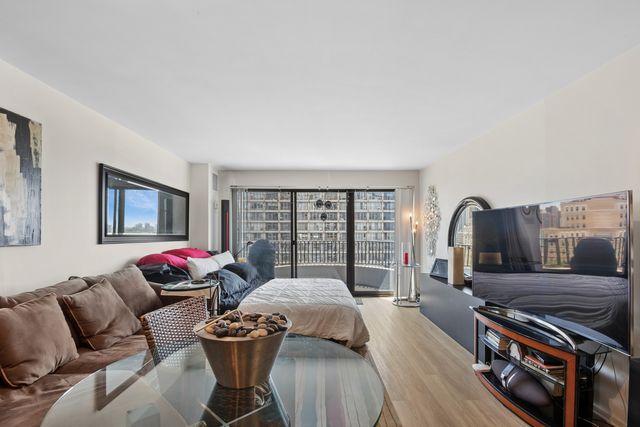 2020 N Lincoln Park West 8L, Chicago, IL 60614