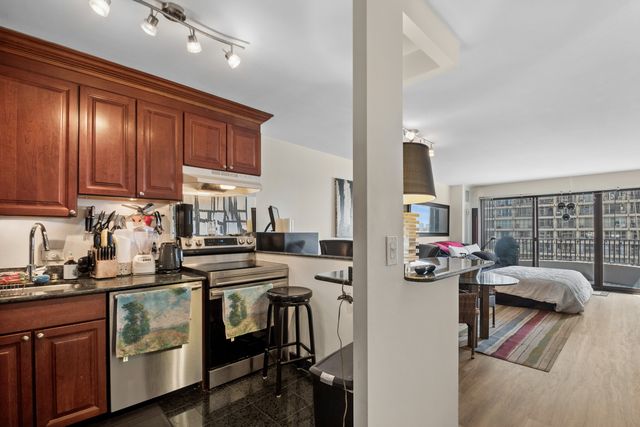 2020 N Lincoln Park West 8L, Chicago, IL 60614