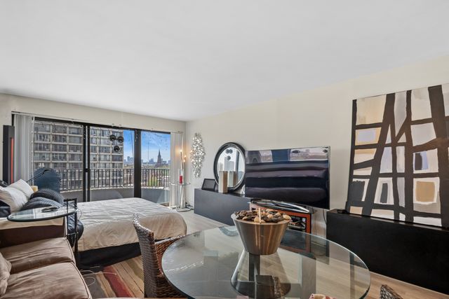 2020 N Lincoln Park West 8L, Chicago, IL 60614