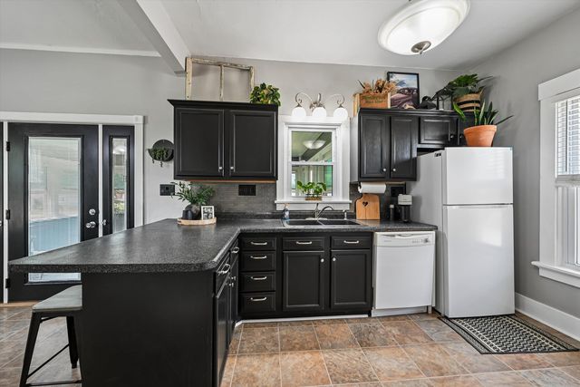 2700 3rd Avenue, Marion, IA 52302