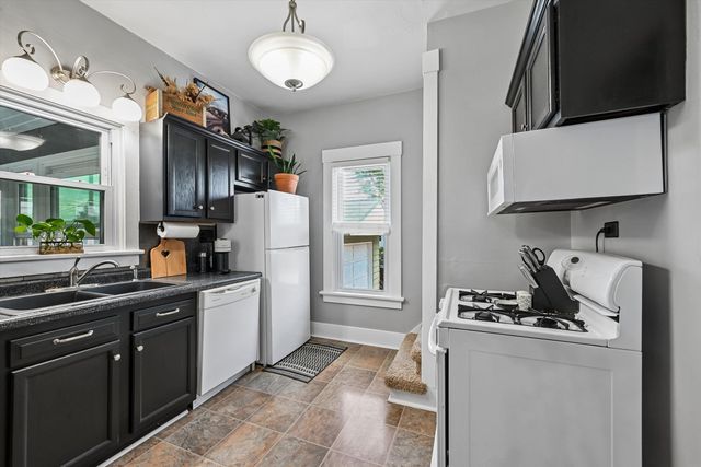 2700 3rd Avenue, Marion, IA 52302