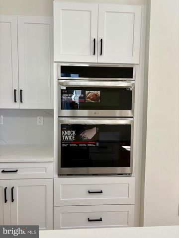 865 W LANCASTER AVE, Bryn Mawr, PA 19010