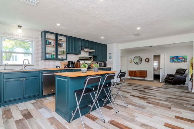 1528 W RIVER SHORE WAY, Tampa, FL 33603