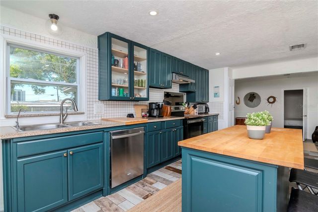 1528 W RIVER SHORE WAY, Tampa, FL 33603