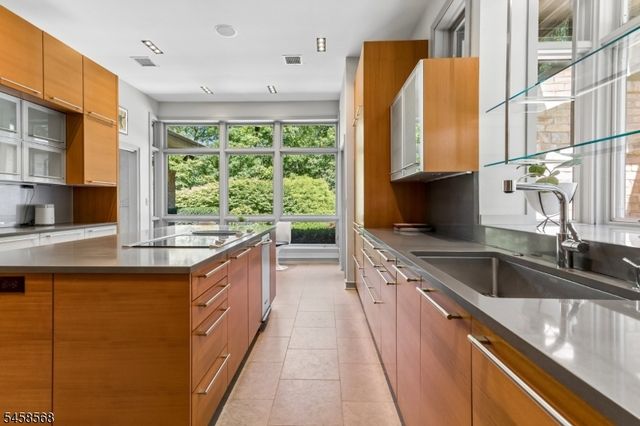 12 Thackery Ln, Mendham Twp., NJ 07945