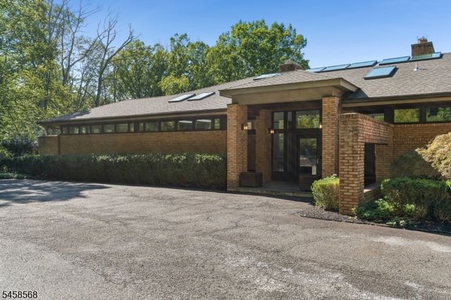 12 Thackery Ln, Mendham Twp., NJ 07945