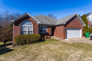 7004 Top Walnut Ct, Louisville, KY 40229