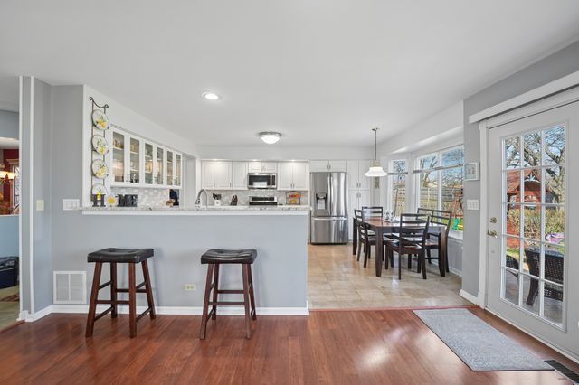 829 Renaissance Drive, Carol Stream, IL 60188