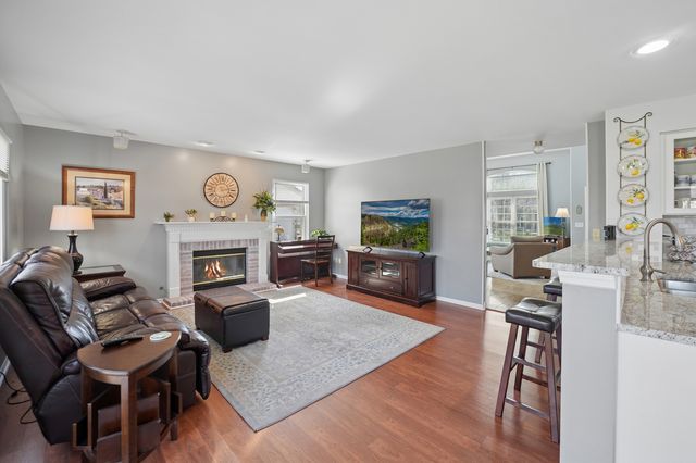 829 Renaissance Drive, Carol Stream, IL 60188