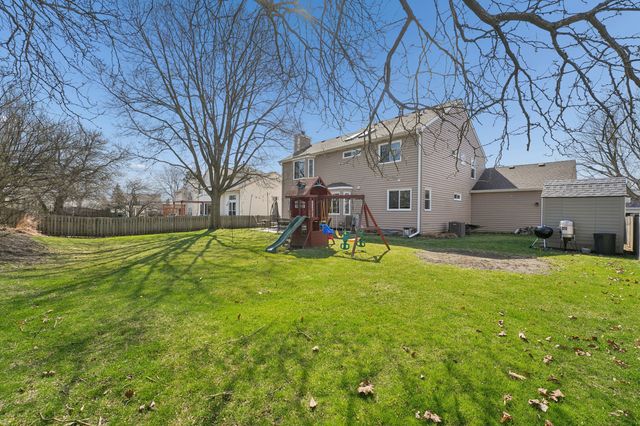 829 Renaissance Drive, Carol Stream, IL 60188