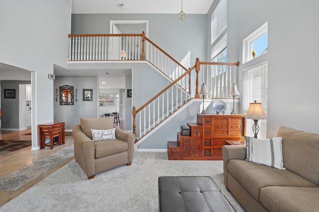 829 Renaissance Drive, Carol Stream, IL 60188