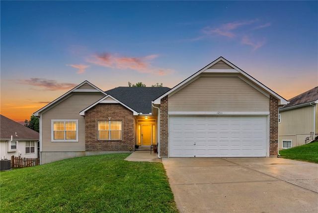 1211 NW Baytree Drive, Grain Valley, MO 64029