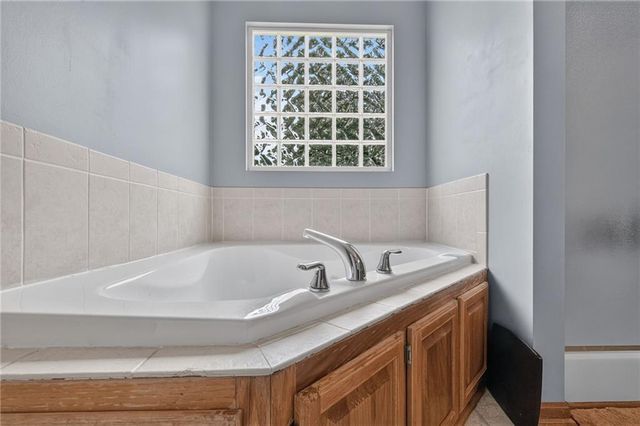 1211 NW Baytree Drive, Grain Valley, MO 64029