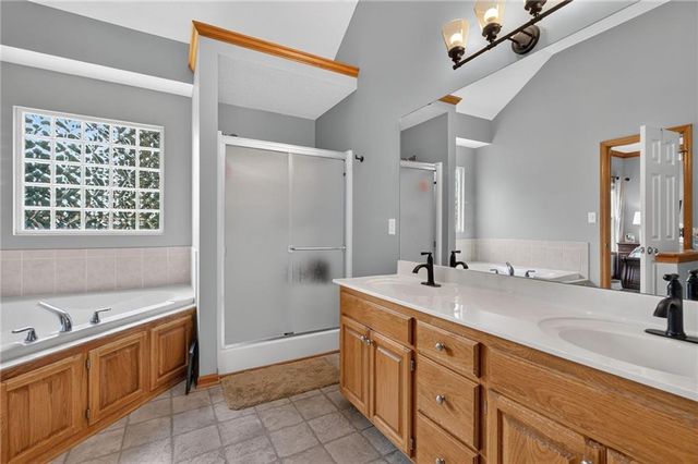 1211 NW Baytree Drive, Grain Valley, MO 64029