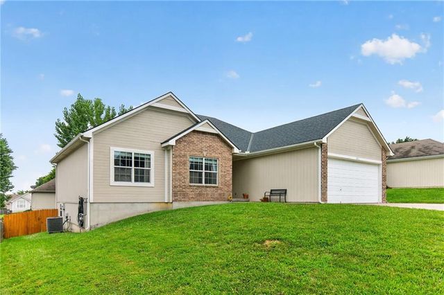 1211 NW Baytree Drive, Grain Valley, MO 64029