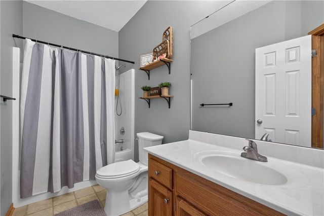 1211 NW Baytree Drive, Grain Valley, MO 64029