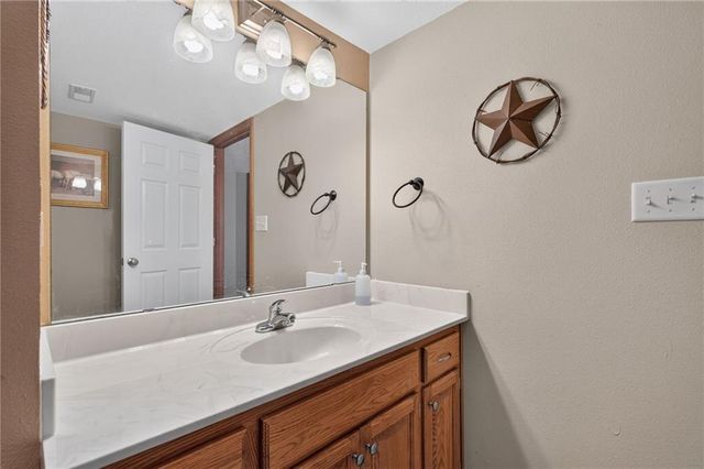 1211 NW Baytree Drive, Grain Valley, MO 64029