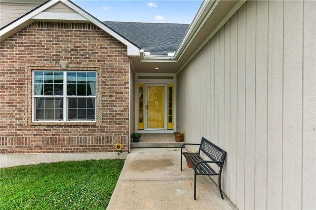 1211 NW Baytree Drive, Grain Valley, MO 64029