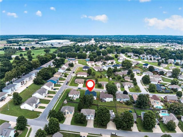 1211 NW Baytree Drive, Grain Valley, MO 64029