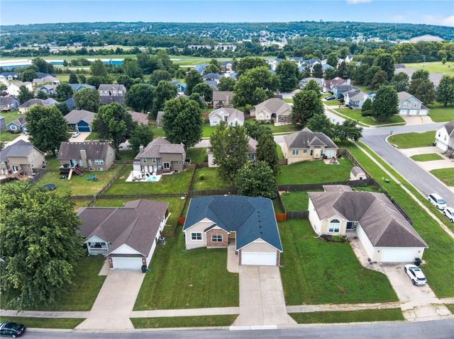 1211 NW Baytree Drive, Grain Valley, MO 64029