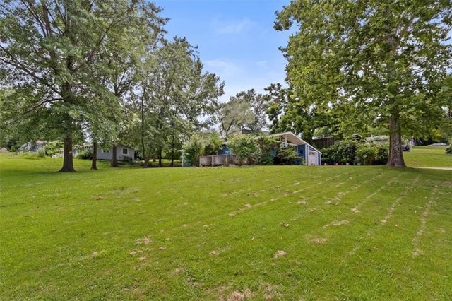 1907 NE 57th Street, Gladstone, MO 64118