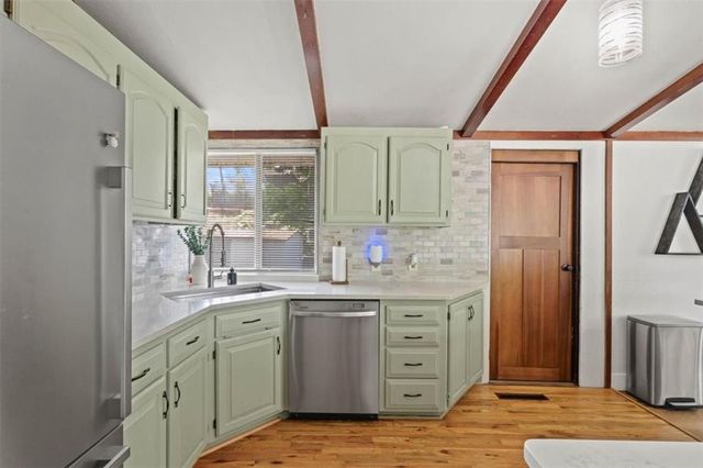 1907 NE 57th Street, Gladstone, MO 64118