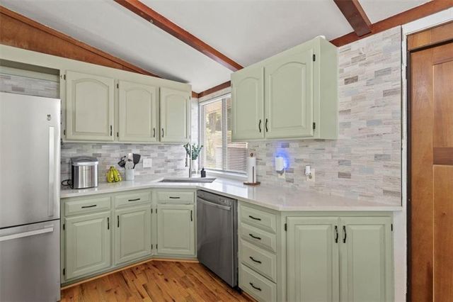 1907 NE 57th Street, Gladstone, MO 64118