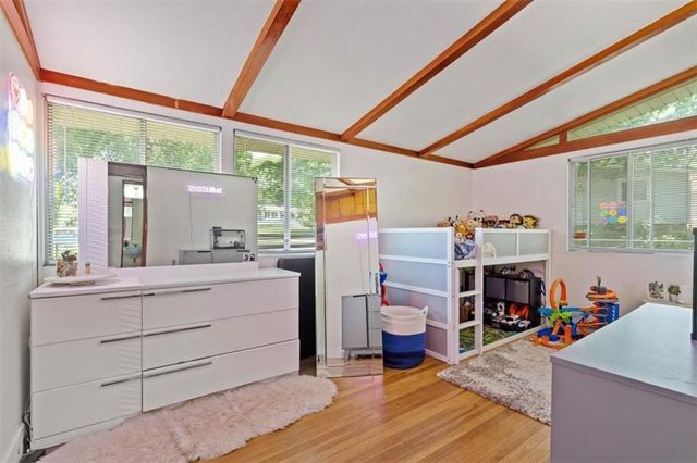 1907 NE 57th Street, Gladstone, MO 64118