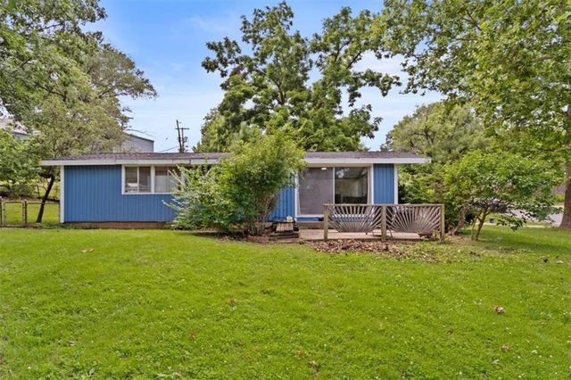 1907 NE 57th Street, Gladstone, MO 64118