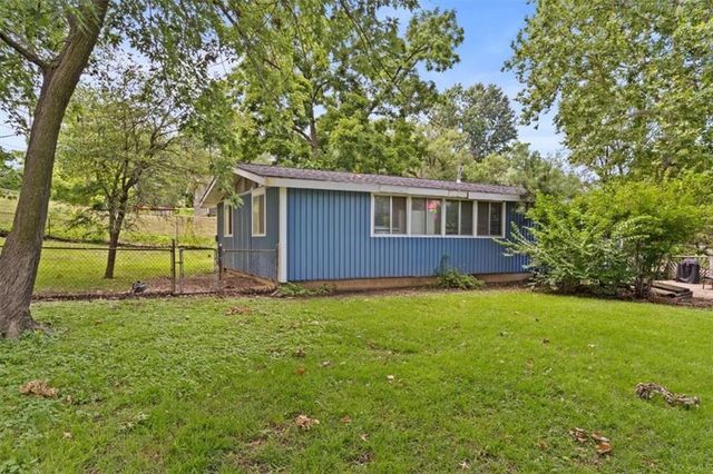 1907 NE 57th Street, Gladstone, MO 64118