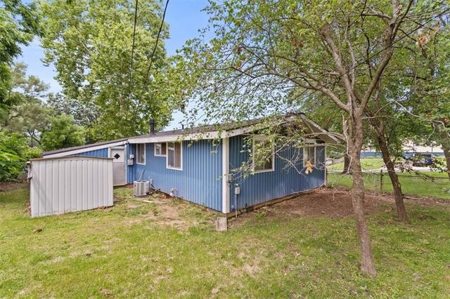 1907 NE 57th Street, Gladstone, MO 64118