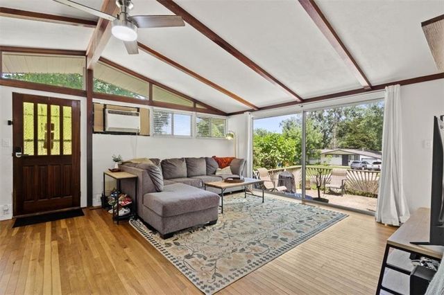 1907 NE 57th Street, Gladstone, MO 64118