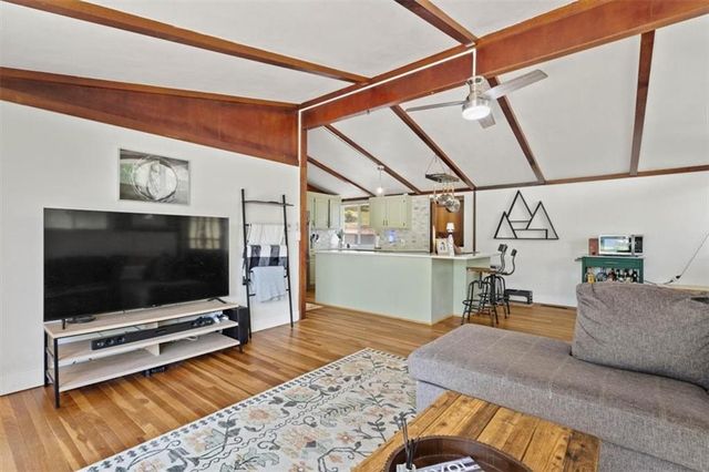 1907 NE 57th Street, Gladstone, MO 64118