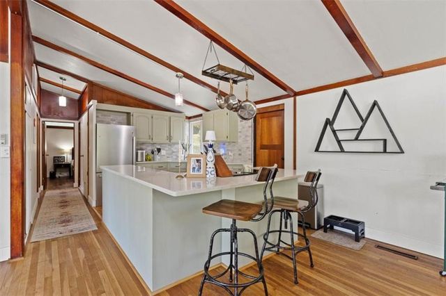 1907 NE 57th Street, Gladstone, MO 64118
