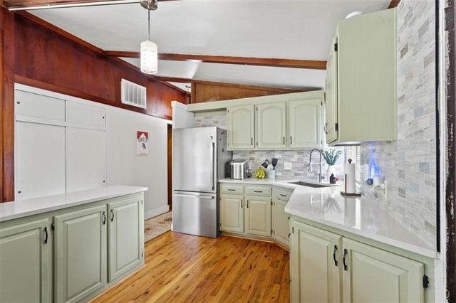 1907 NE 57th Street, Gladstone, MO 64118