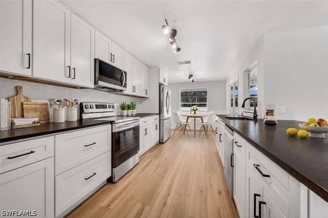 225 Pebble Beach CIR, Naples, FL 34113