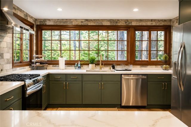 135 S Fairway Drive, Lake Arrowhead, CA 92352