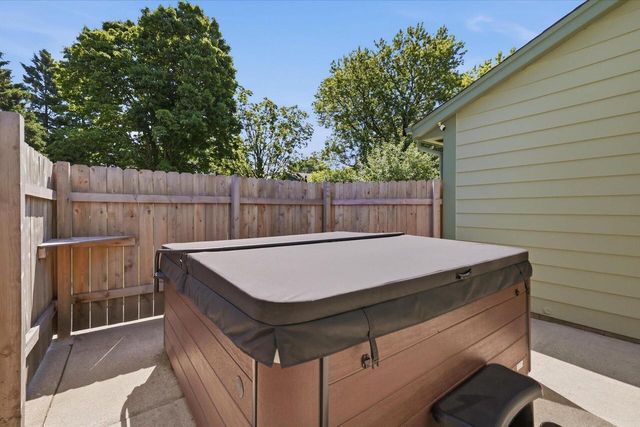 1127 Tenny AVENUE, Waukesha, WI 53186