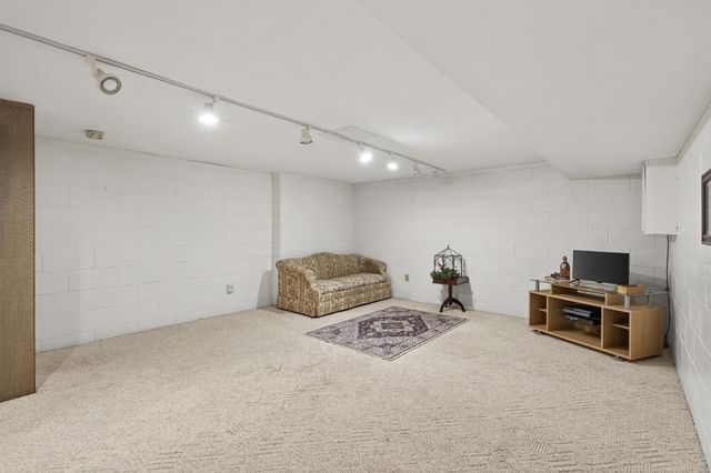 6042 Golden Valley Road, Golden Valley, MN 55422