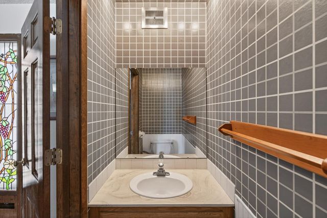 6042 Golden Valley Road, Golden Valley, MN 55422