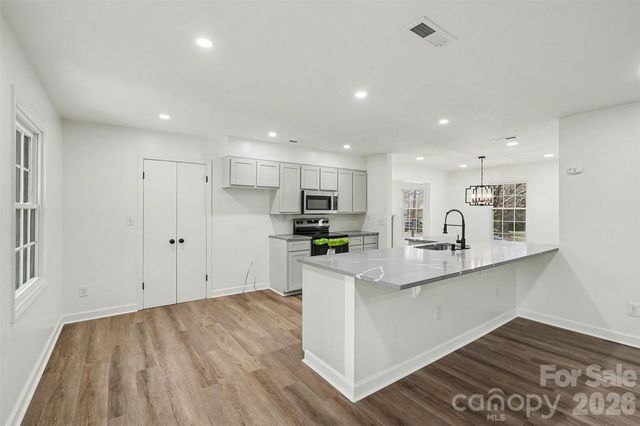 8616 Fallsdale Drive, Charlotte, NC 28214