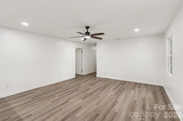 8616 Fallsdale Drive, Charlotte, NC 28214