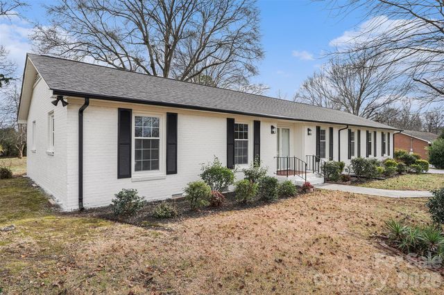 8616 Fallsdale Drive, Charlotte, NC 28214