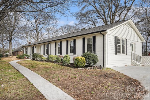 8616 Fallsdale Drive, Charlotte, NC 28214