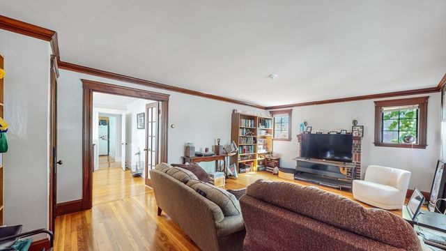 9 Fairview Ave, Watertown, MA 02472