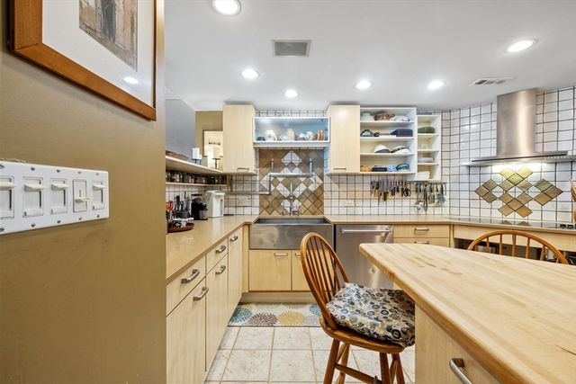 40 Village Rd 1006, Middleton, MA 01949