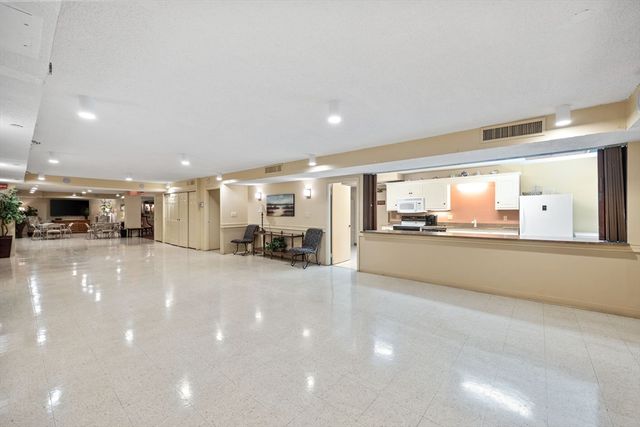 40 Village Rd 1006, Middleton, MA 01949